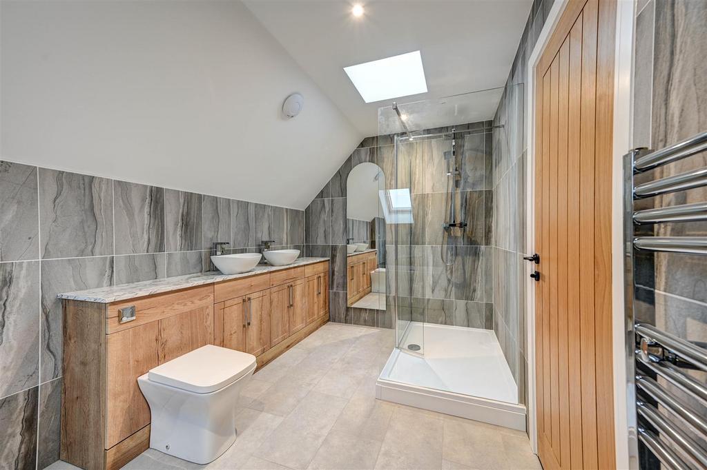 En-suite bathroom to bedroom 1 other end.jpg
