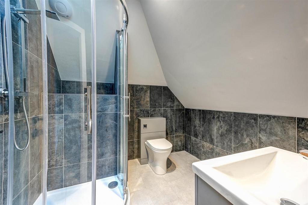 En-suite to bedroom 2 (2).jpg