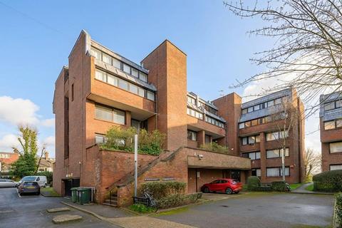3 bedroom flat for sale, Britten Close, Golders Green, London, NW11