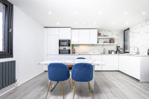 3 bedroom flat for sale, Britten Close, Golders Green, London, NW11