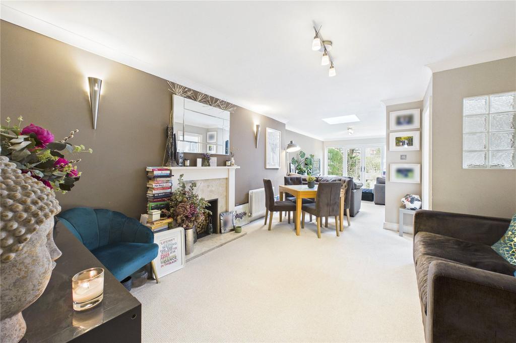 Lounge/Dining Area