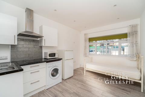 Studio to rent, Pield Heath Avenue, Uxbridge, UB8