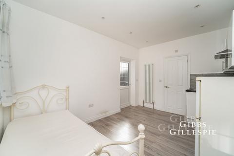 Studio to rent, Pield Heath Avenue, Uxbridge, UB8