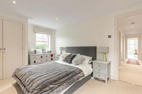 2 bedroom flat for sale, Keble Place, London SW13