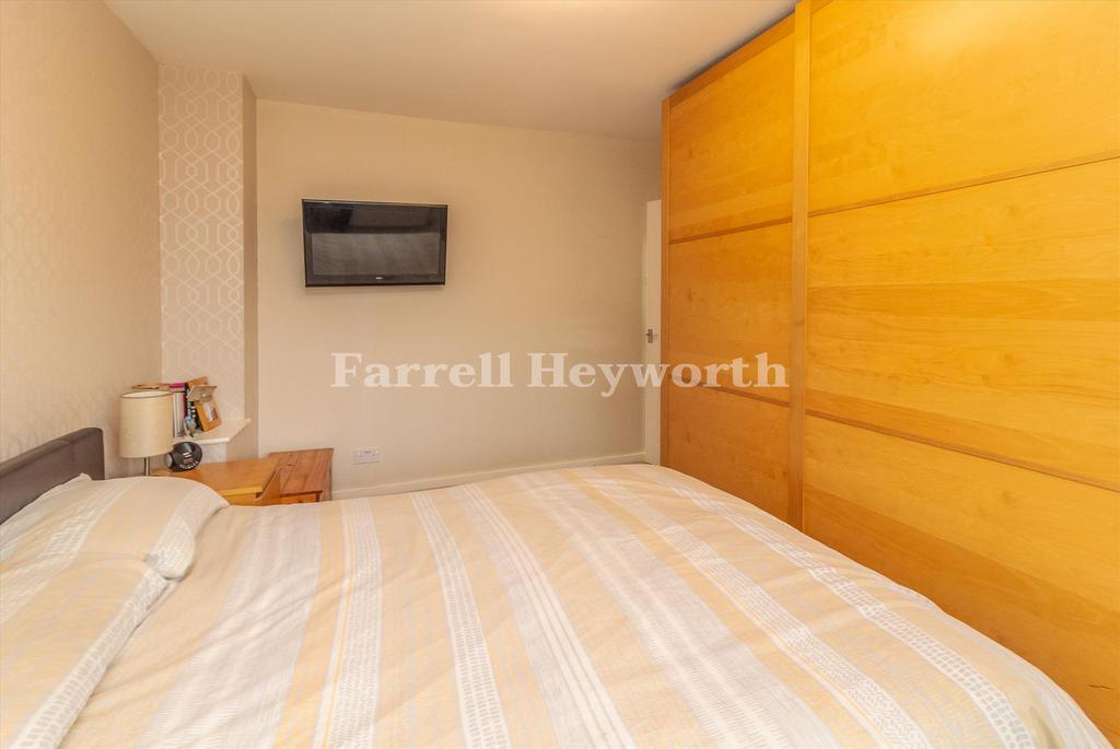 Bedroom 1 image 3