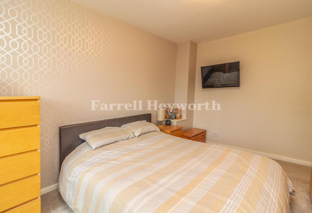 Bedroom 1 image 2