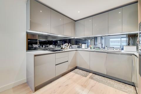 2 bedroom flat for sale, Lang Court, Smithfield Square, High Street