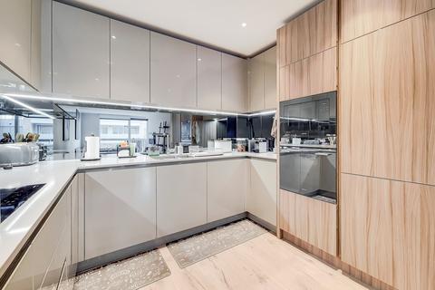 2 bedroom flat for sale, Lang Court, Smithfield Square, High Street