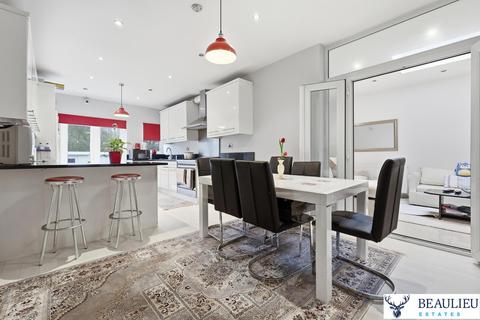 6 bedroom end of terrace house for sale, South Woodford E18