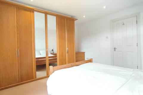 2 bedroom flat to rent, Wat Tyler Road