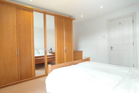2 bedroom flat to rent, Wat Tyler Road