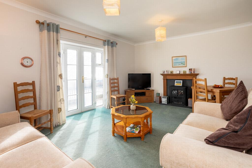 Sitting/dining room