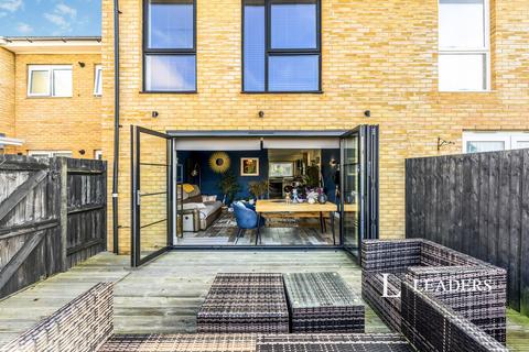 3 bedroom house to rent, Heston Road, Redhill, Surrey, RH1
