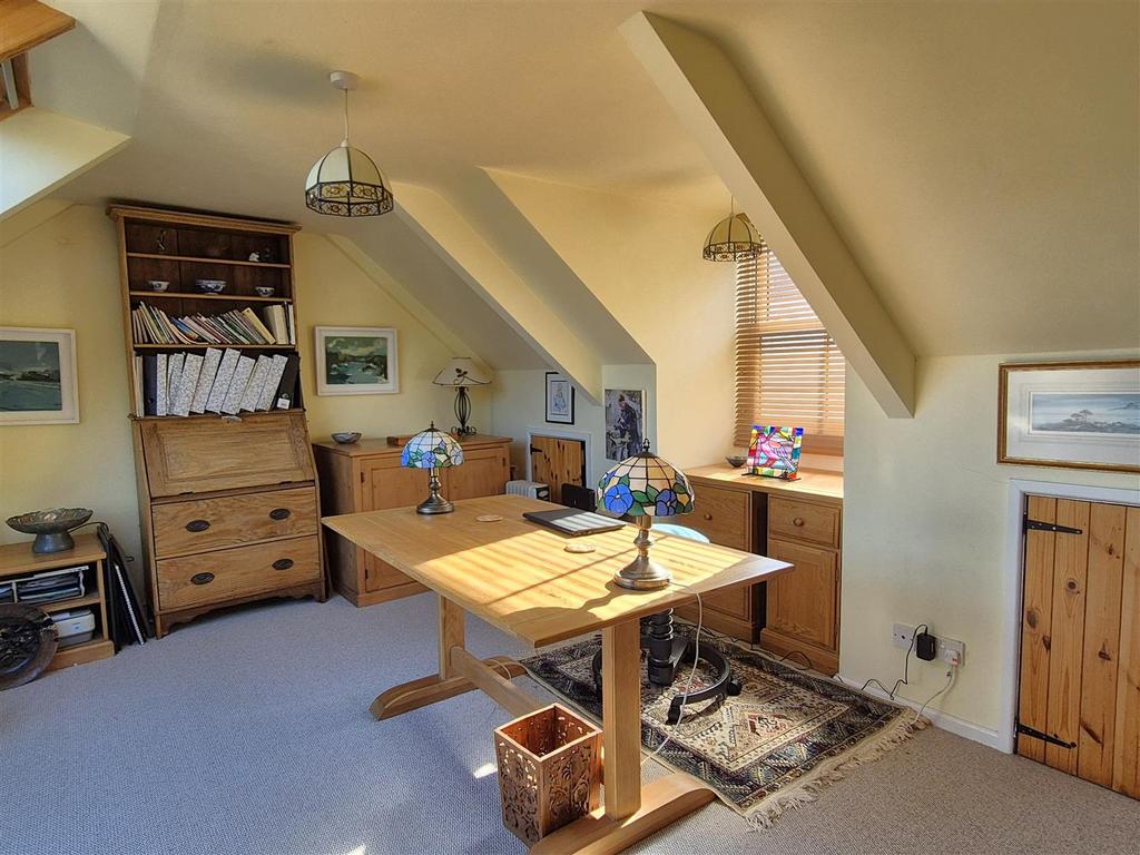 Attic room (2).jpg