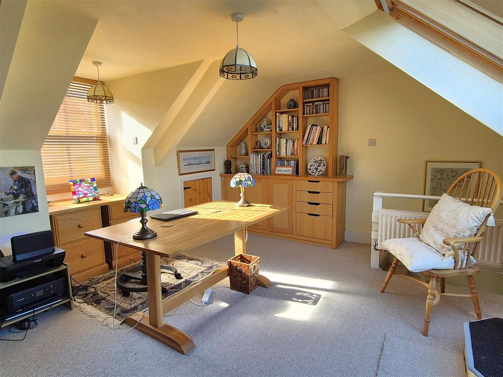 Attic room (3).jpg