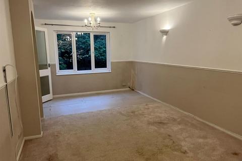 2 bedroom flat to rent, Tudor Close, Hatfield