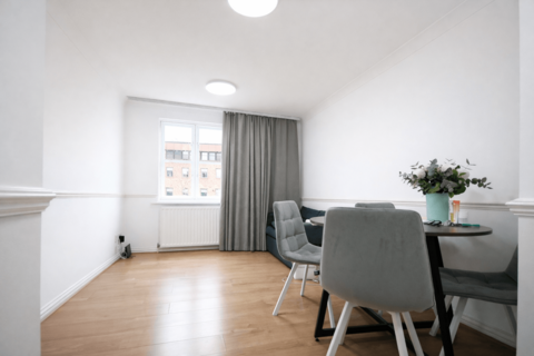 undefined, Mile End Road, London E1