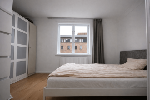 undefined, Mile End Road, London E1