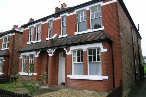 2 bedroom flat to rent, Ellerton Road, Surbiton