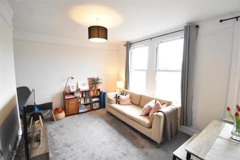2 bedroom flat to rent, Ellerton Road, Surbiton