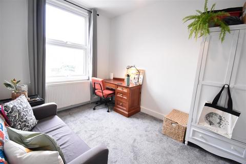 2 bedroom flat to rent, Ellerton Road, Surbiton