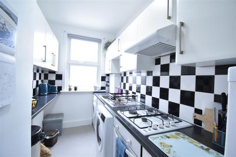 2 bedroom flat to rent, Ellerton Road, Surbiton