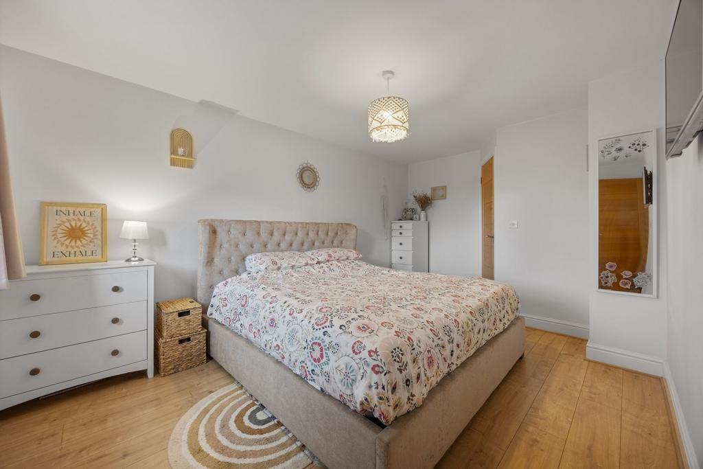 MASTER BEDROOM (with en-suite)