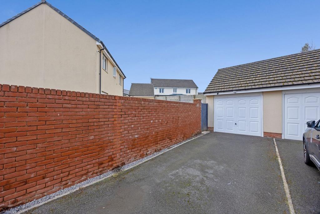 Detached garage