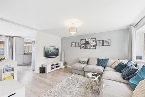 3 bedroom end of terrace house for sale, Slattenham Close, Aylesbury HP19