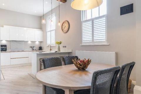 3 bedroom property to rent, Elgin Avenue, London