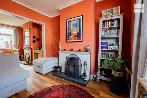 2 bedroom house for sale, Henderson Road, London N9