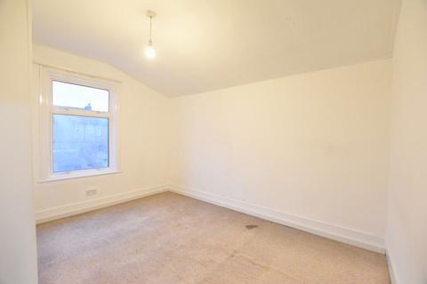 4 bedroom terraced house to rent, Cambridge Road, Ilford, IG3