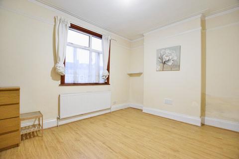 4 bedroom terraced house to rent, Cambridge Road, Ilford, IG3