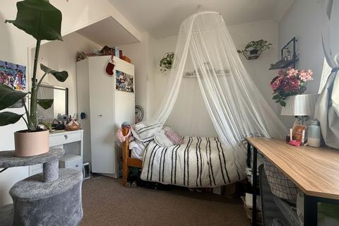 undefined, Manor Waye, Uxbridge, UB8