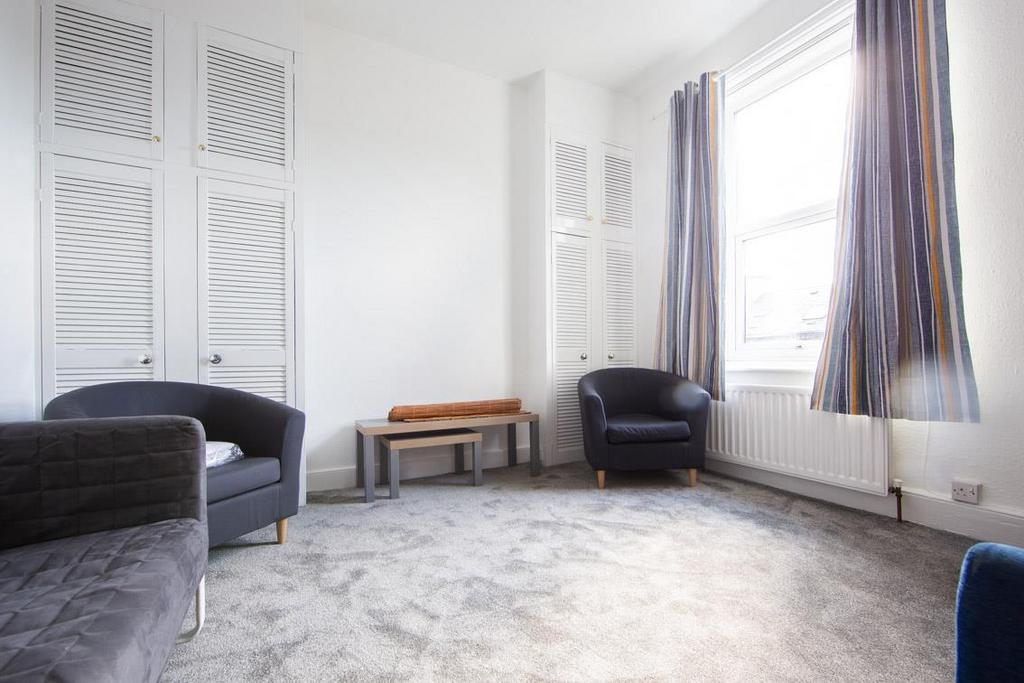 7 Clayton Rd - small-4.jpg