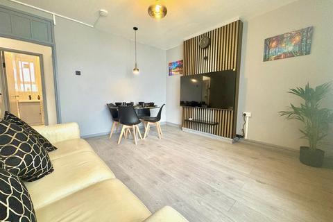 4 bedroom flat to rent, White City Estate, London