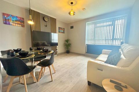 4 bedroom flat to rent, White City Estate, London
