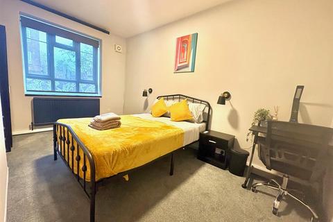 4 bedroom flat to rent, White City Estate, London
