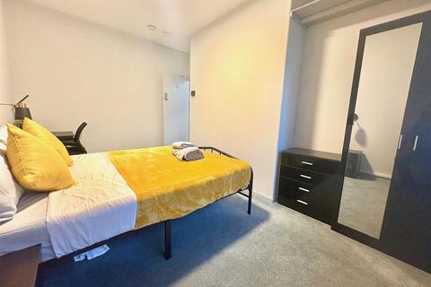 4 bedroom flat to rent, White City Estate, London