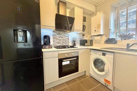 4 bedroom flat to rent, White City Estate, London
