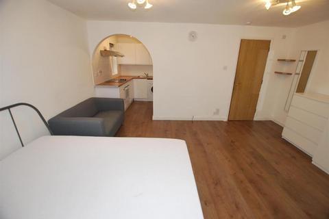 Studio to rent, Ash Walk, Wembley HA0