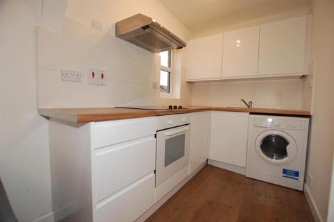 Studio to rent, Ash Walk, Wembley HA0