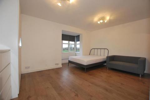 Studio to rent, Ash Walk, Wembley HA0