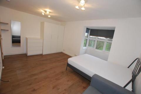 Studio to rent, Ash Walk, Wembley HA0