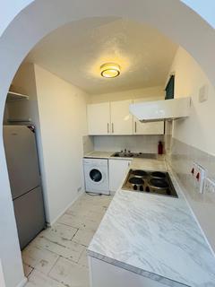 Studio to rent, Ash Walk, Wembley HA0