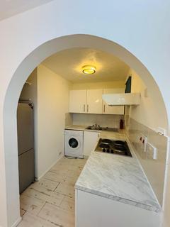Studio to rent, Ash Walk, Wembley HA0