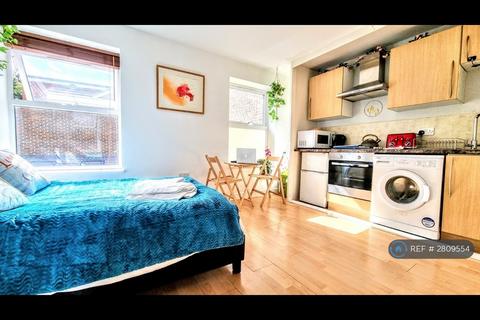 Studio to rent, Hampton, London, TW12