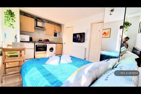 Studio to rent, Hampton, London, TW12