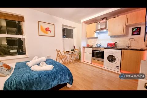 Studio to rent, Hampton, London, TW12