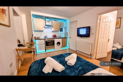 Studio to rent, Hampton, London, TW12